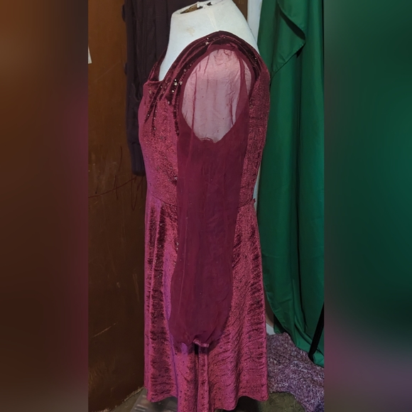 Red velvet star dress - Picture 2 of 3